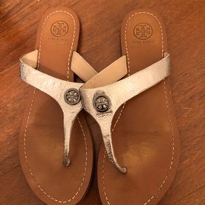 TORY BURCH Cameron Metallic Thong Sandal